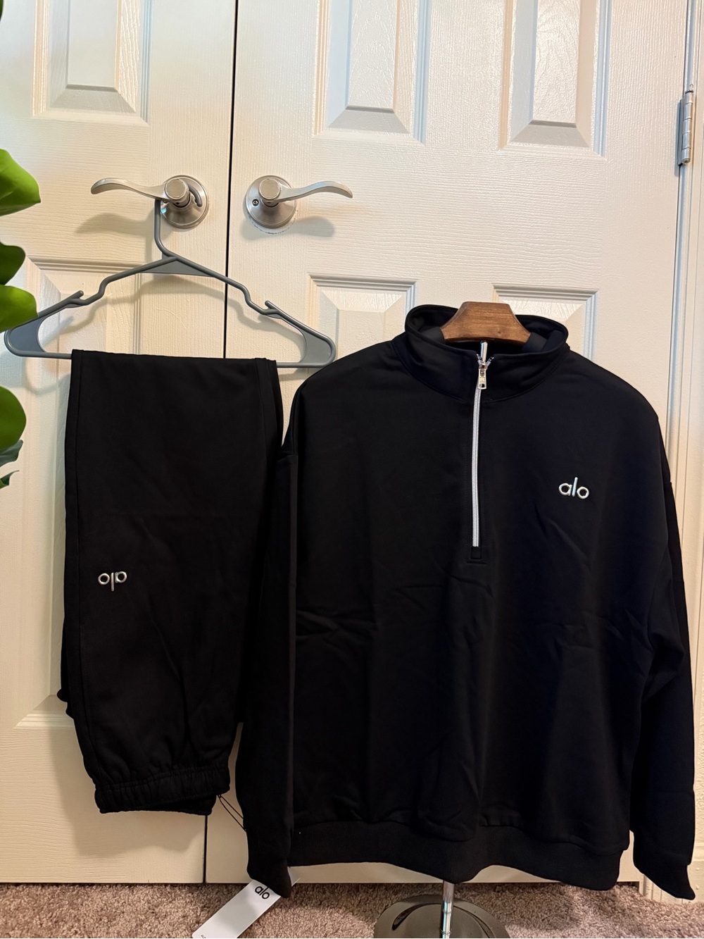 Alo Yoga Accolade 1/4 Zip Pullover and Sweatpants Set in Black SMALL